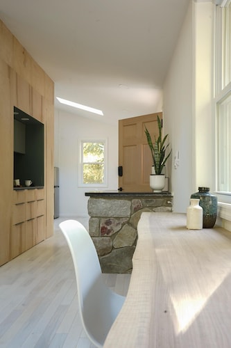 Owl's Nest: A Pet-Friendly  Nature Lover's Getaway near Wineries & Hiking Trails