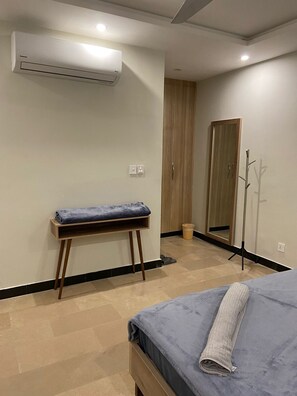 5 bedrooms, desk, iron/ironing board, free WiFi