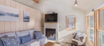 Indoor Sauna | FIrePlace | Garage| Wifi | Smart TV | Full Kitchen | Trails