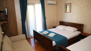 Apartamento conforto, cozinha americana, vista para a piscina | Escrivaninha, ferros/tábuas de passar roupa, Wi-Fi de cortesia