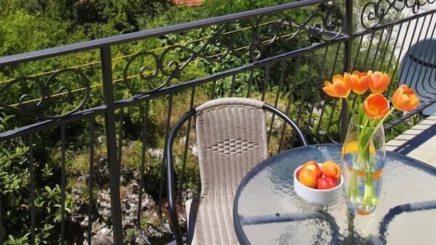 Apartamento clássico, cozinha americana, vista para o mar | Sacada