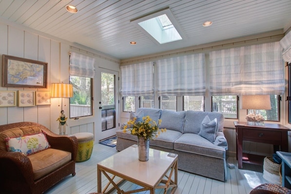 Televisión, chimenea y libros