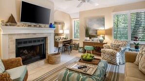 Una sala de estar con chimenea, televisión y asientos cómodos.