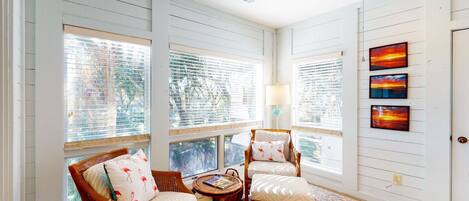 Televisión, chimenea y estéreo