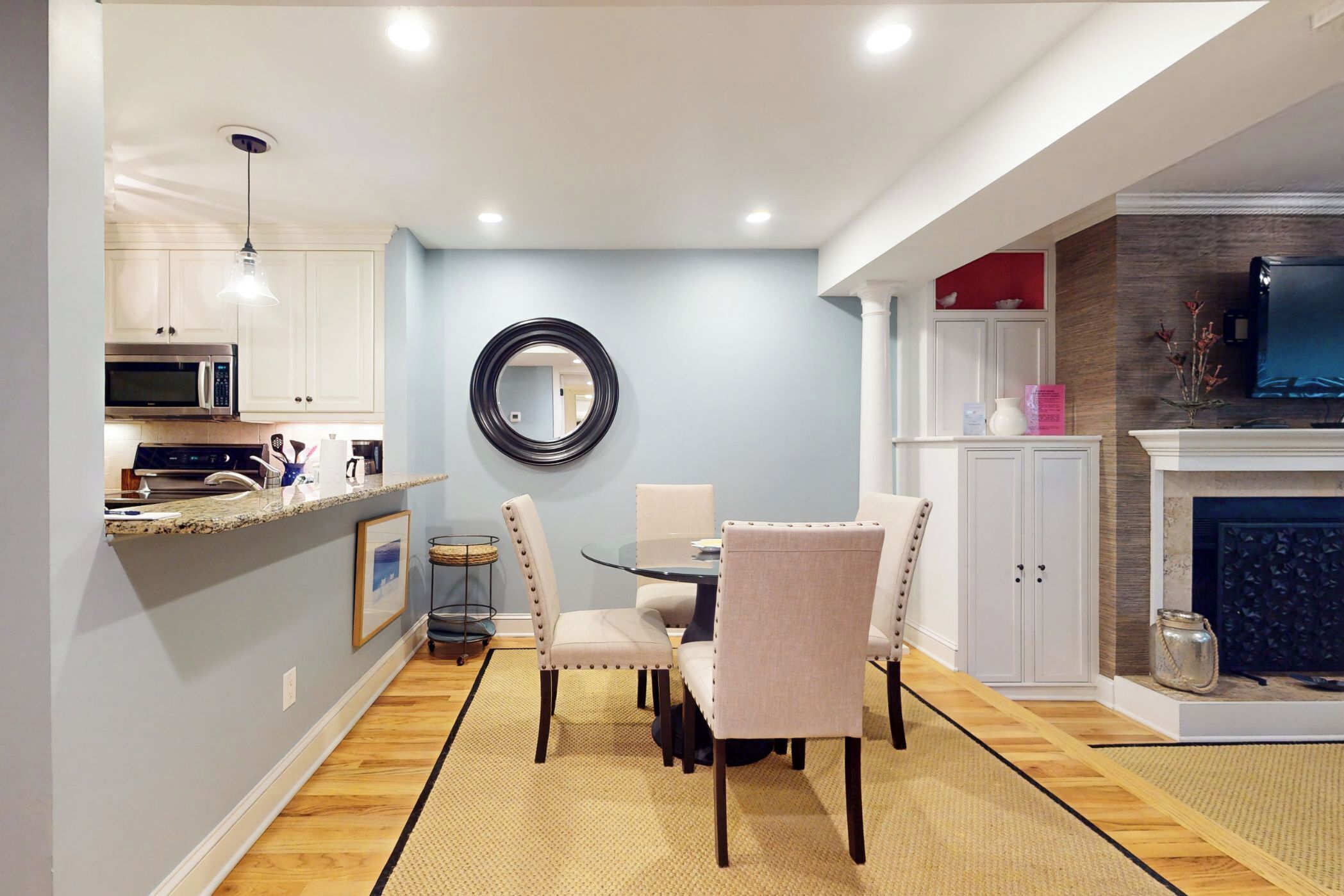Un espacio habitable compacto con cocina, comedor y chimenea.