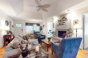 TV, fireplace