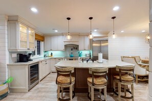 Fridge, microwave, oven, stovetop - Kiawah Exclusives | 4300 Windswept Villa (Kiawah Island)