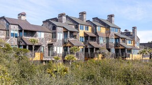 Un bâtiment moderne à plusieurs étages, doté d’une architecture originale, avec de nombreuses cheminées et des balcons.
