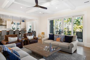 Televisión, chimenea, estéreo y oficina