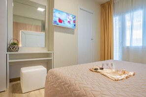 In-room safe, desk, blackout curtains, free WiFi - Hotel Suez (Jesolo)