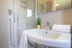 Quadrupla Classic, balcone | Bagno | Set di cortesia gratuito, asciugacapelli, asciugamani