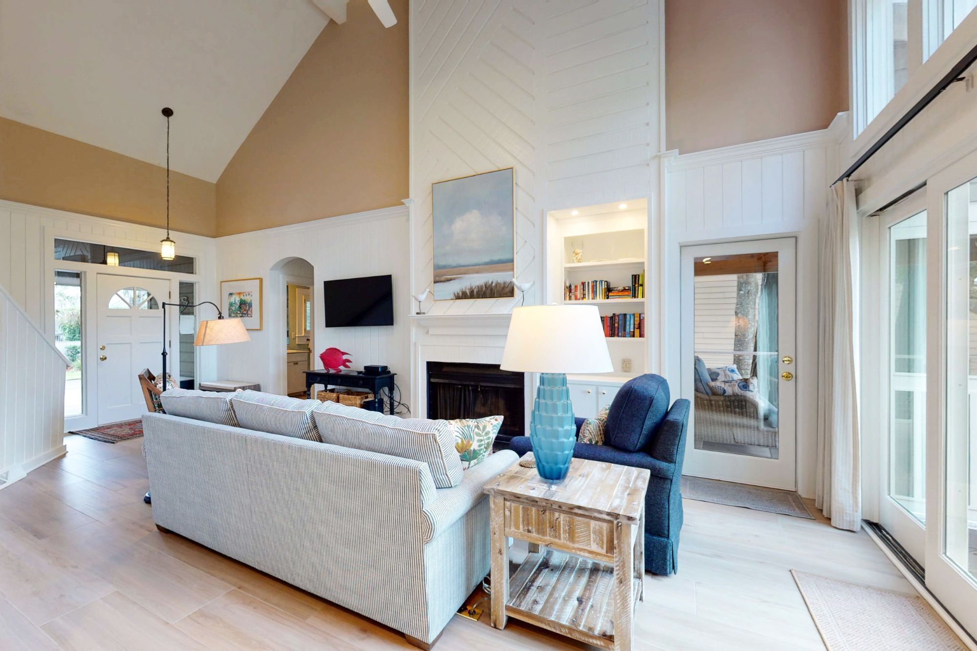 Televisión y chimenea 