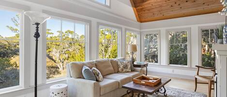 Televisión y chimenea