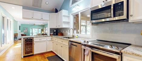 ثلاجة، ميكروويف، فرن، موقد طهي مسطح