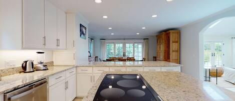 冰箱、微波炉、烤箱、炉灶