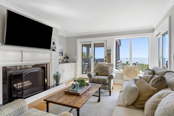 TV, fireplace