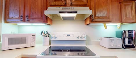 Frigorifero, microonde, forno, piano cottura