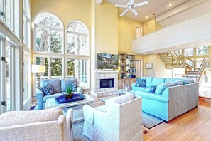 Televisión y chimenea 