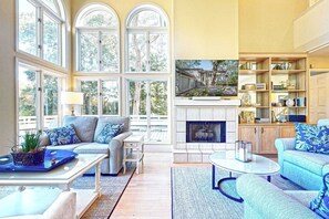 TV, fireplace