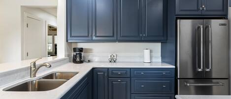 冰箱、微波炉、烤箱、炉灶