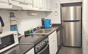 Fridge, microwave, oven, stovetop - BLUEWATER EAST 303-S	 / 	1	 BDR / 	Ocean Block	 condo / 	Uptown	 location (Ocean City)