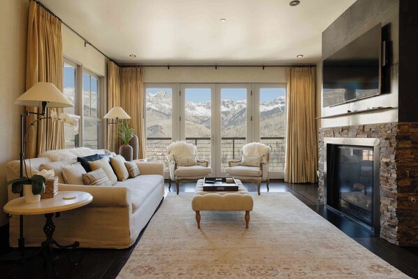 TV connectée, cheminée, chaîne hi-fi