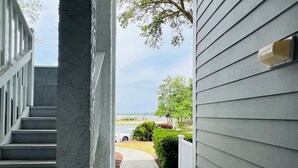 Un portico riparato con vista su un parcheggio e alberi.