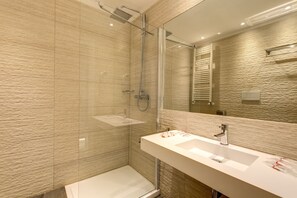 Shower, rainfall showerhead, free toiletries, hair dryer - Ecce Roma Guesthouse (Rome)