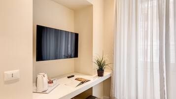 Down duvets, in-room safe, desk, laptop workspace