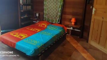 2 bedrooms, desk, iron/ironing board, travel cot