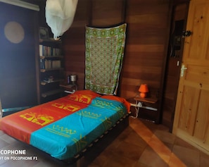2 bedrooms, desk, iron/ironing board, travel cot