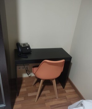 Caixa forta a l'habitació, escriptori, wifi gratuïta i roba de llit 