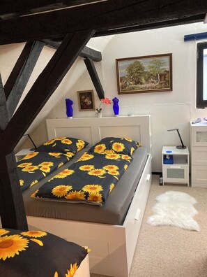 2 Schlafzimmer, Zimmersafe, Schreibtisch, Bügeleisen/Bügelbrett