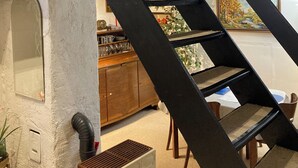 Un escalier au design moderne, menant à un étage supérieur.