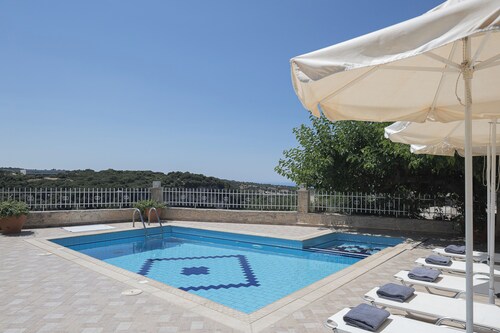 Antigoni Villa, Spacious Nature Retreat with Pool