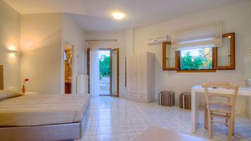 6 dormitorios, tabla de planchar con plancha, cuna de viaje