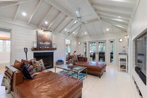 Smart-TV, Kamin, DVD-Player, Tischtennisplatte