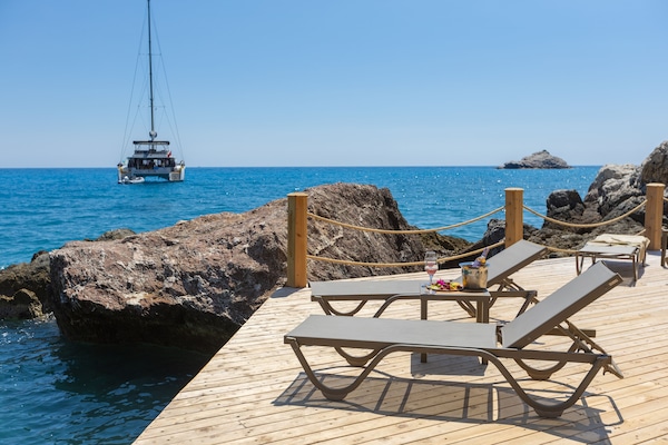 Private beach, white sand, free beach shuttle, sun-loungers