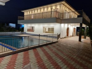 Una piscina al aire libre