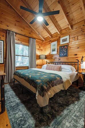 2 bedrooms, desk, iron/ironing board, free WiFi - Ridgecrest Cabin: Stunning Views, Hot Tub, Firepit, Screened Porch (Blue Ridge)