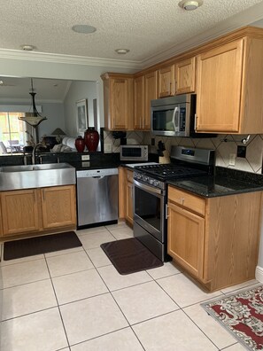 Microwave, dishwasher, coffee/tea maker, cookware/dishes/utensils - Beautiful home within Walking distance to Sumter Landing (The Villages)