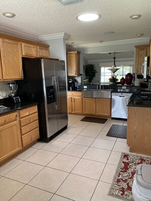 Mikroaaltouuni, astianpesukone, kahvin-/teenkeitin