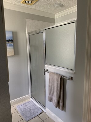 Tina con regadera, secadora de cabello, toallas 