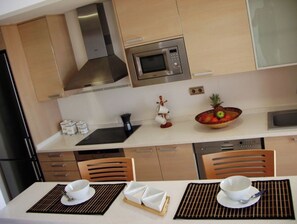 Frigorífico, microondas, horno y placa de cocina