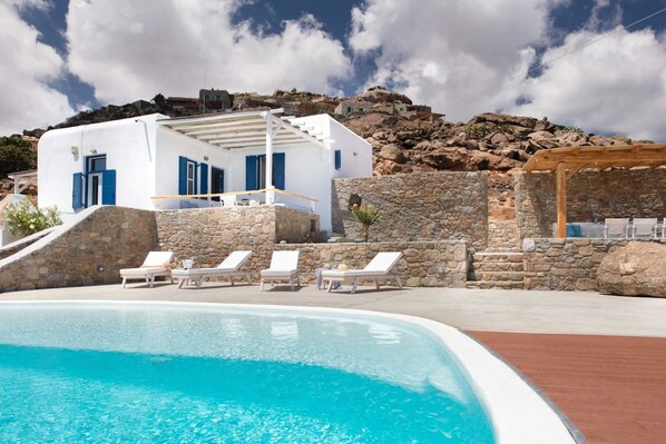 Outdoor pool, an infinity pool