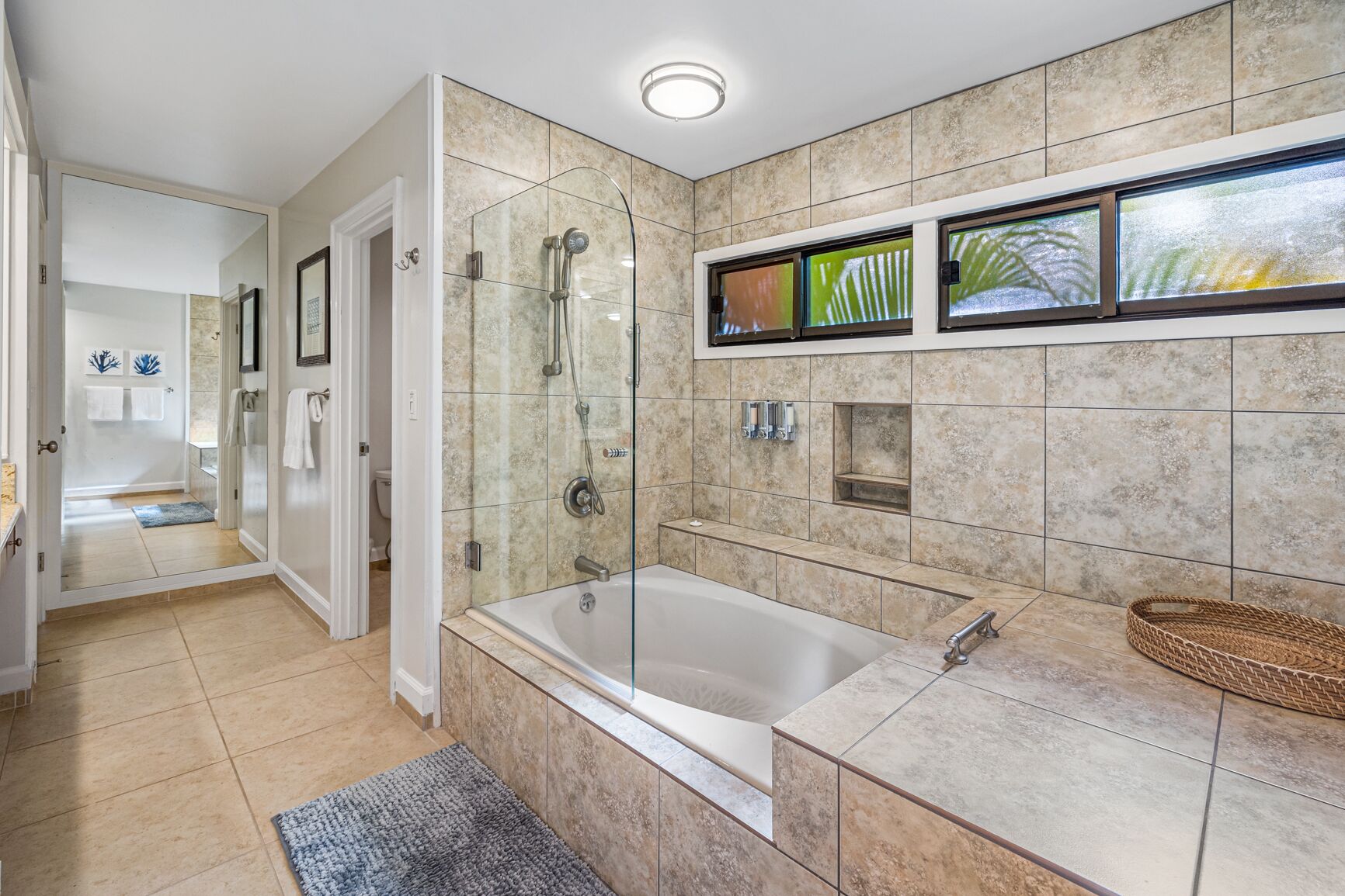 Une salle de bain moderne dotée d’une douche à parois de verre, d’une baignoire sur pieds et d’un meuble-lavabo.