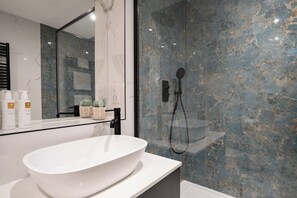 Baignoire, sèche-cheveux, serviettes fournies