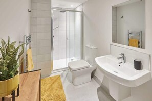 Dusche, Haartrockner, Handtücher