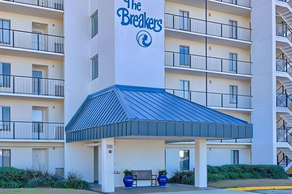 A multi-story hotel with a prominent sign reading 'The Breakers.' - The best location in Orange Beach - Ground floor condo - NEW to rental market (Orange Beach)