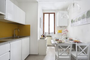 Kühlschrank, Mikrowelle, Herdplatte, Geschirrspüler
